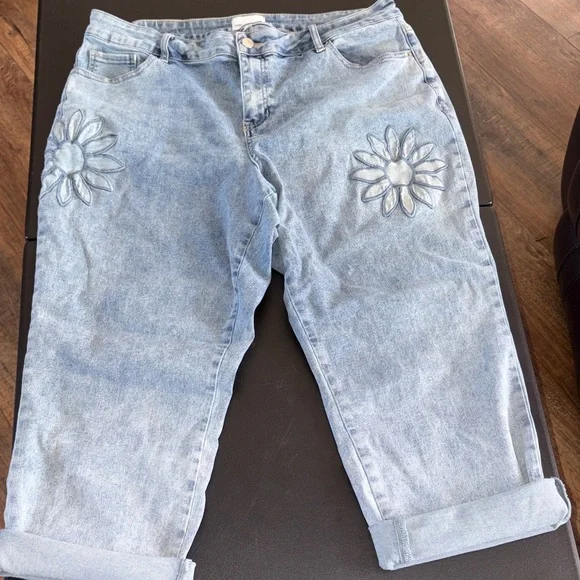 #PG923- Poppy & Grace Light Wash Cropped Capri with Daisy Appliqué- 18W - Picture 5 of 12